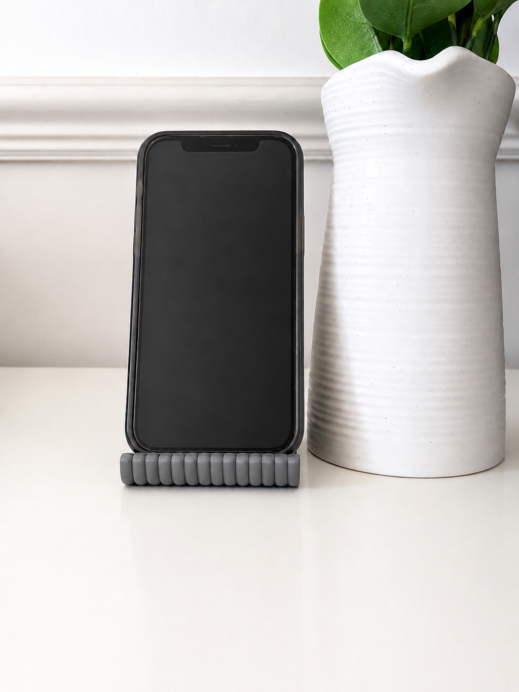 Modern Ribbed Phone Holder Stand – Minimalist Desk Phone Stand for Office & Home