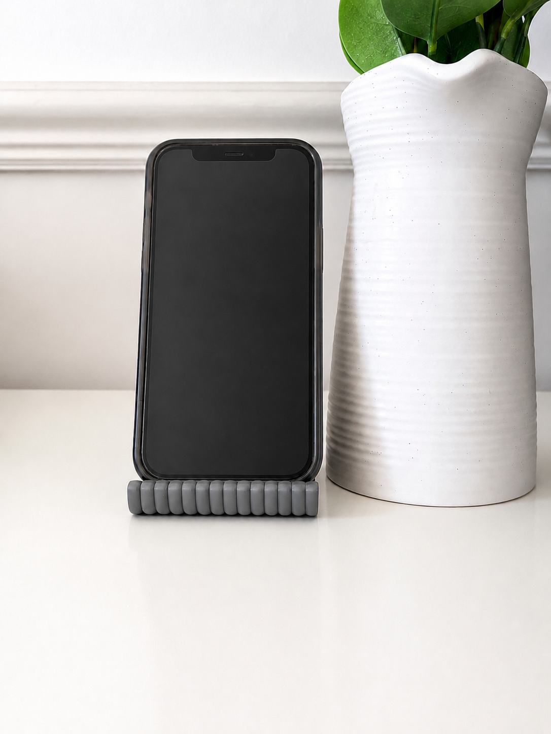 Modern Ribbed Phone Holder Stand – Minimalist Desk Phone Stand for Office & Home
